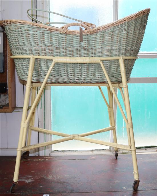 Wicker cot